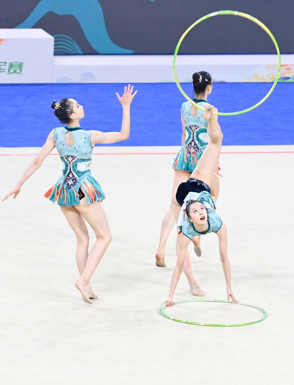 体操选手优雅表现,获得观众喝彩 体操选手优雅表现,获得观众喝彩