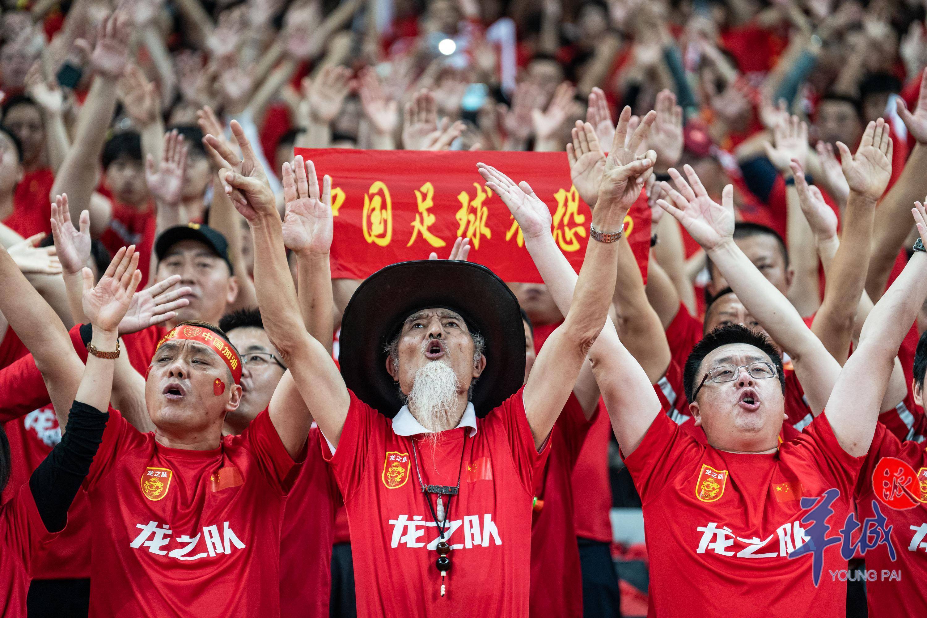 比赛场面激烈，球迷感受紧张刺激