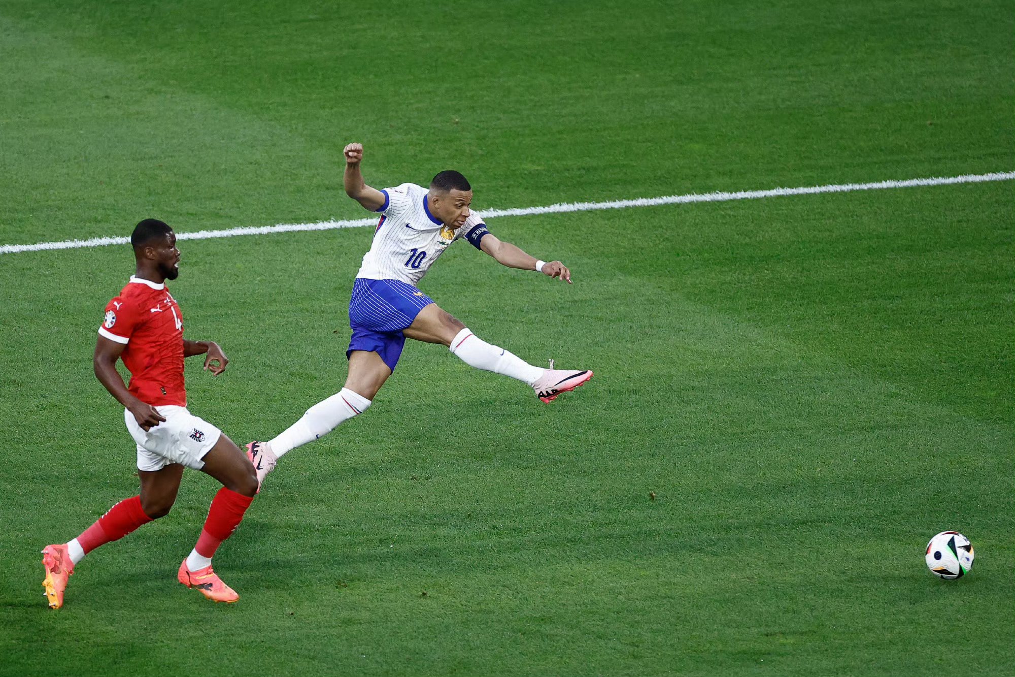 欧洲杯小组赛出人意料，法国队遭遇惊险失利的简单介绍