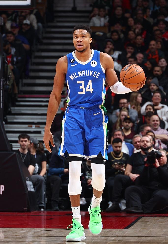 包含雄鹿险胜加拿大男篮，米尔萨普三分雨点燃全场的词条