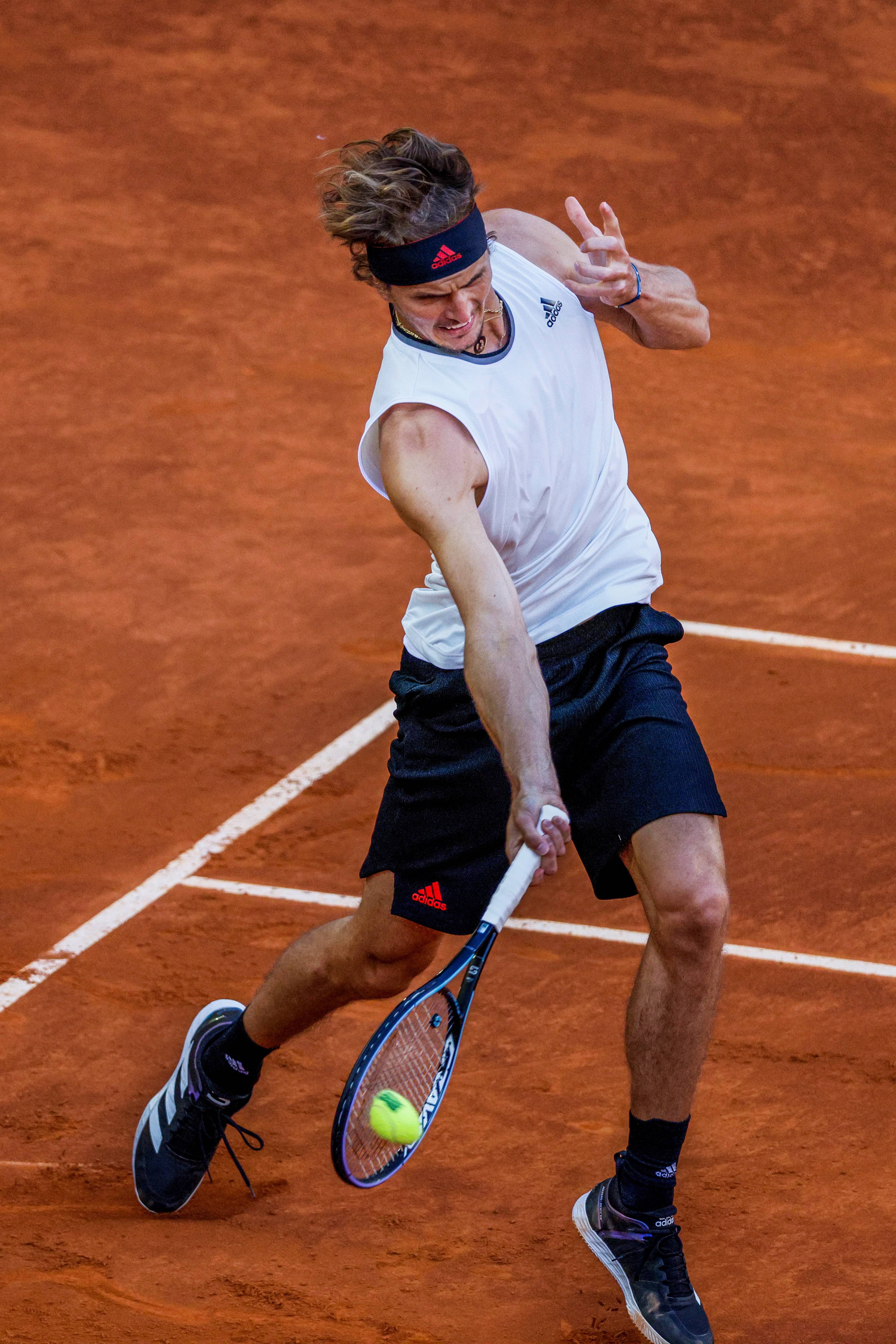 日本网球队力克西班牙网球队，兹维列夫三分雨点燃全场的简单介绍