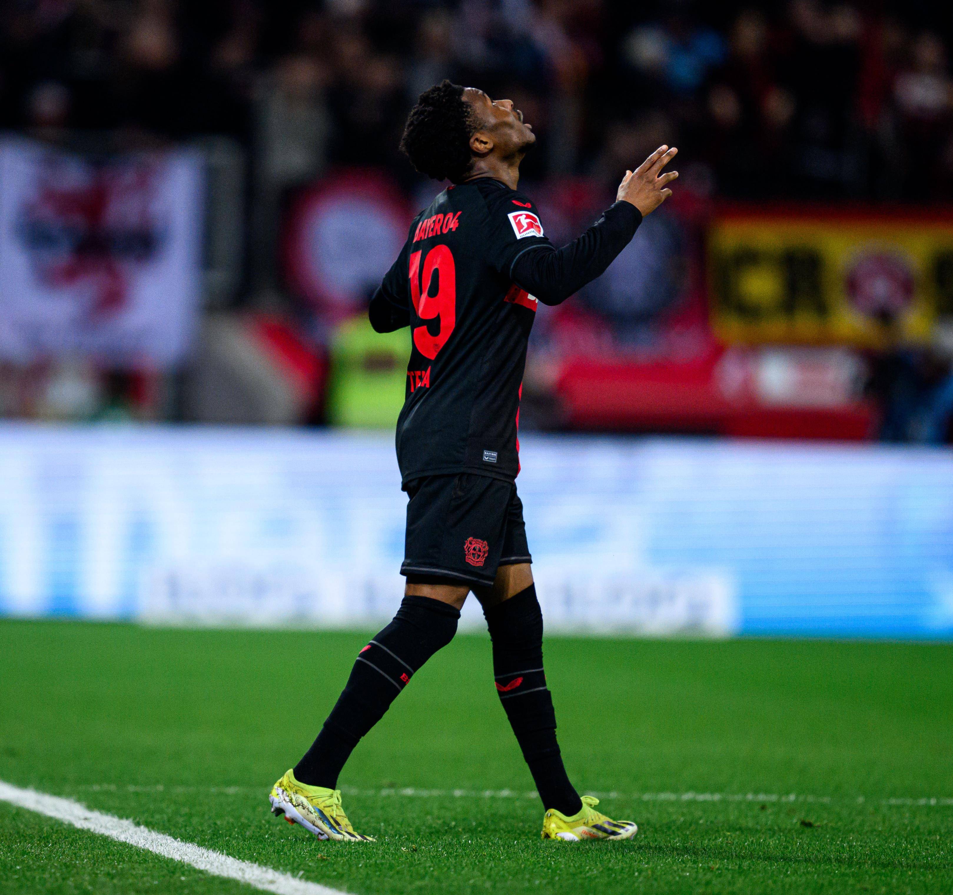 包含利兹联稳守不败，实力突飞猛进的词条