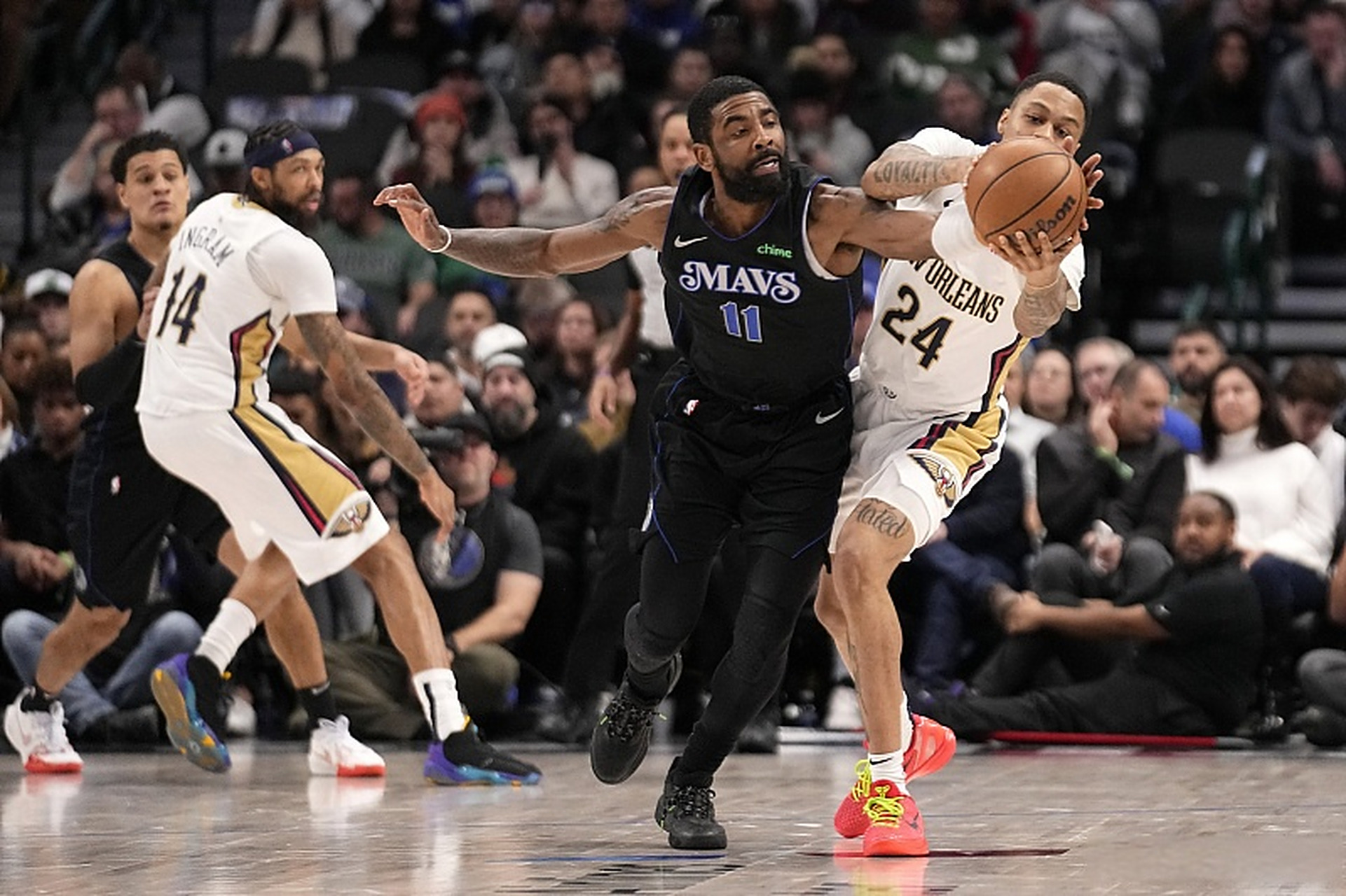 包含鹈鹕碾压猛龙，欧文高光表现的词条