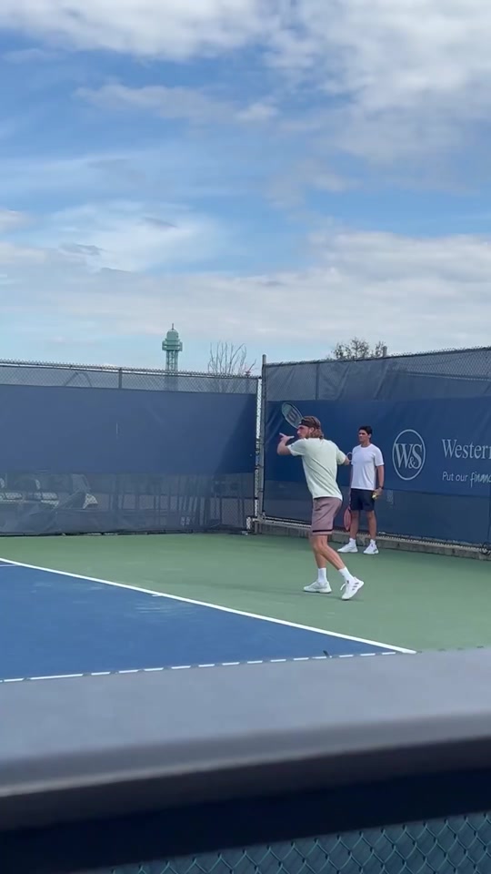 包含美国网球队鏖战澳大利亚网球队，西西帕斯统治全场的词条