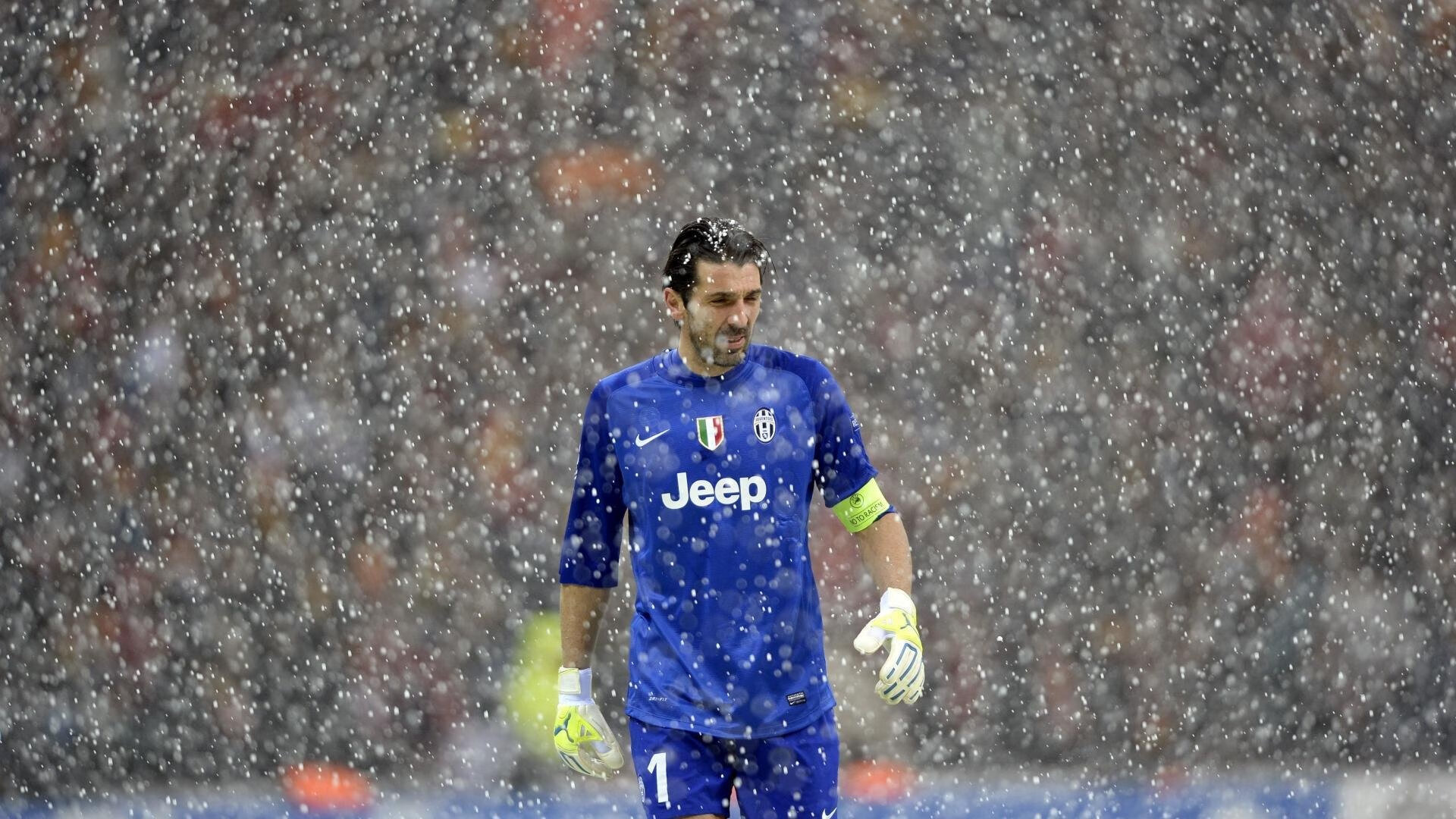 绿茵场上的跨界奇缘，尼日利亚雄鹰对阵蓝黑军团，巴斯托尼一锤定音演绎防守艺术