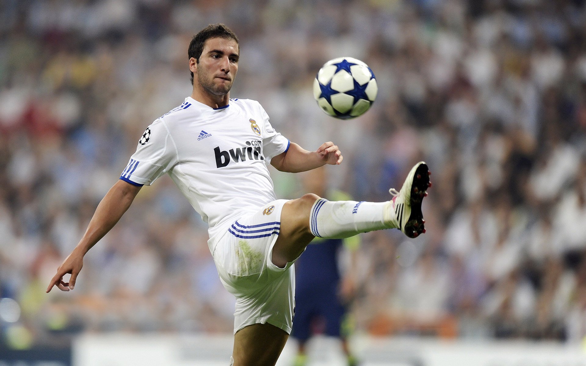 从智利翻盘瑞士到斯通斯英超封神，逆袭基因如何塑造冠军时刻